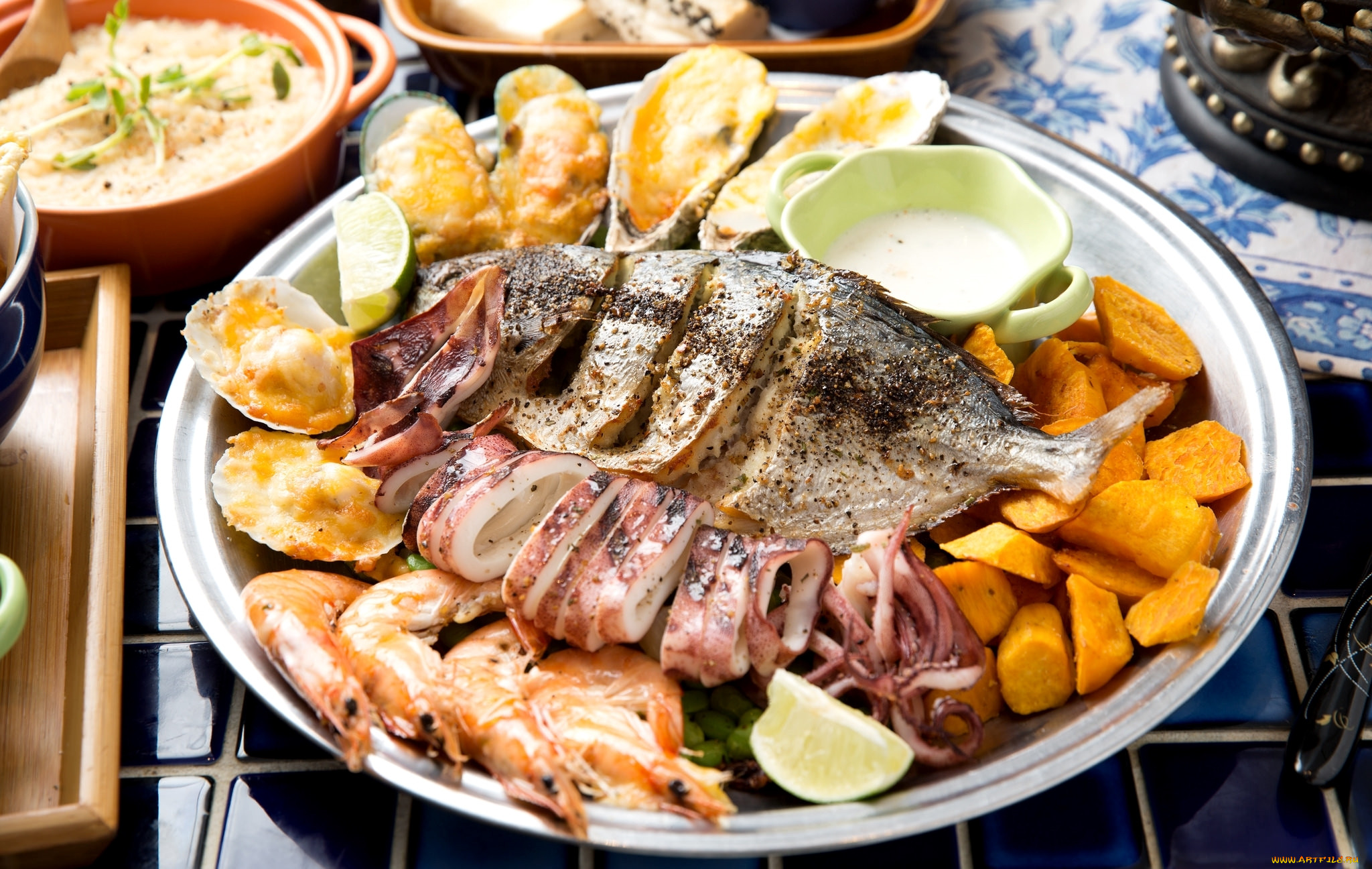 Морской ужин. Рыбные блюда. Блюда с морепродуктами. Рыбный стол. Рыба и морепродукты блюда.